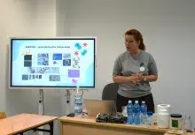 Zajecia labolatoryjne w trakcie warsztatów „ScienceCamp” prowadzone przez dr Annę Toruńską -Sitarz