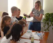 Zajecia labolatoryjne w sali w trakcie warsztatów „ScienceCamp” prowadzone przez mgr Annę Krakowiak