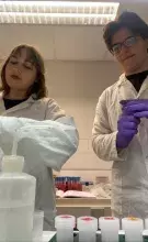Ania Waleczek i Adam Krzysztofik w laboratorium