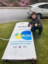 Adam Krzysztofik przy pylonie Institut Universitaire Europeen de la Mer